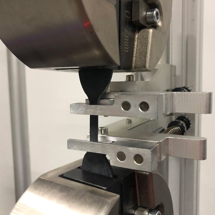 Universal Testing Machine With Extensometer